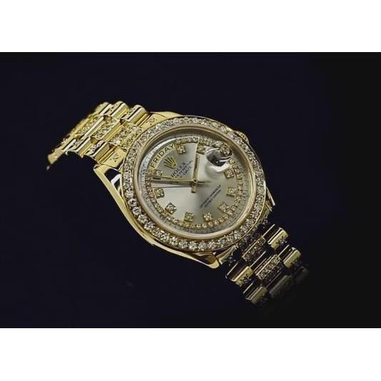 Montre personnalisée en or jaune de taille moyenne avec diamants