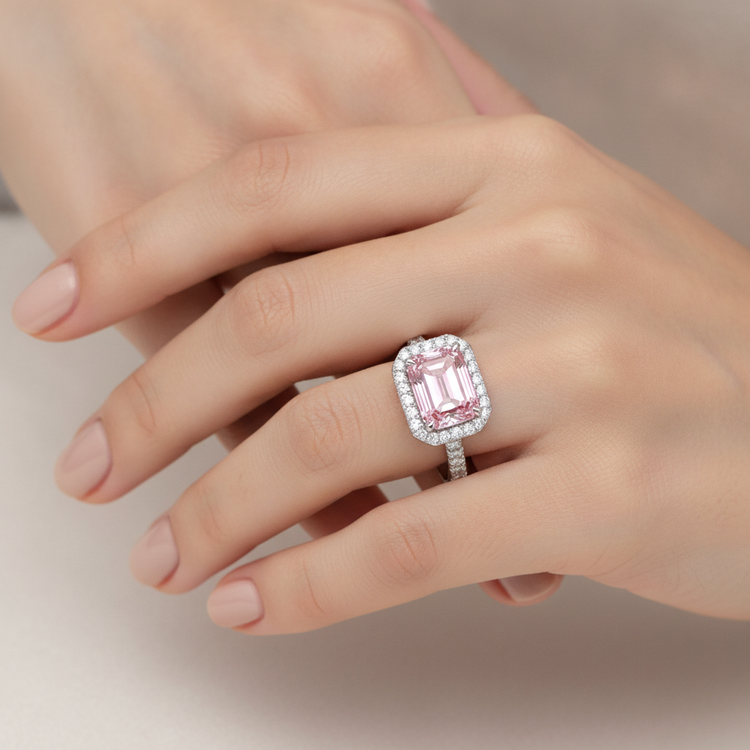 Bague diamant rose de laboratoire 2,5 carats taille émeraude avec Halo en Or Blanc 14 carats