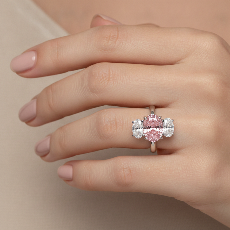 Bague de Fiançailles Rose Diamant Ovale de laboratoire 2,5 Carats Trois Pierres en Or Blanc 14 Carats