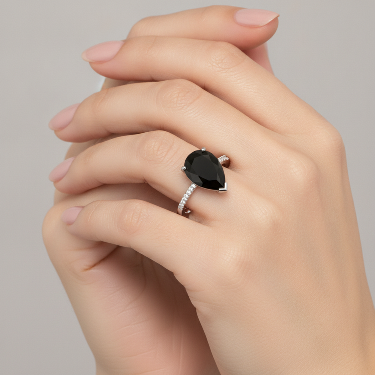 Bague Solitaire Diamant Noir Naturel Taille Poire 5 Carats Pavée en Or Blanc 14 Carats