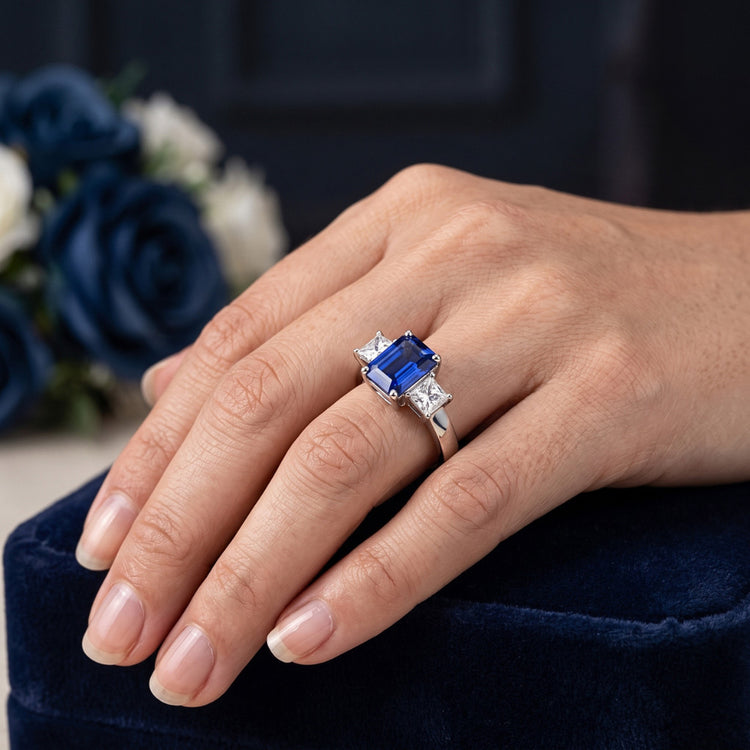 3.05 carats. Bague Trois Pierres Émeraude Ceylan Saphir Et Diamants Naturels Extraits des Mines ( et non cultivés en laboratoire )
