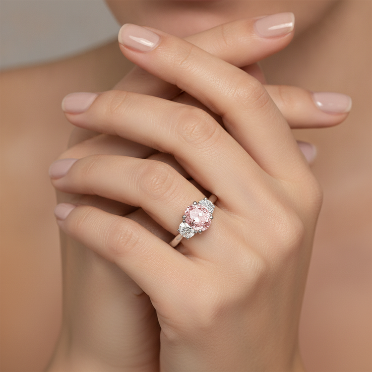 Bague trois pierres en Or Blanc 14 carats avec diamant rose ovale de laboratoire de 3,5 carats