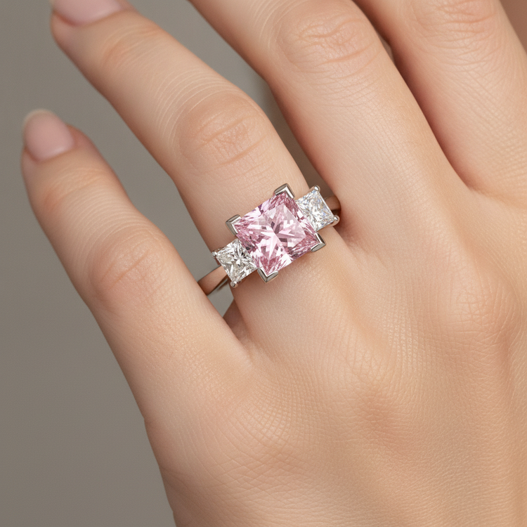 Bague trois pierres diamant rose de laboratoire taille princesse 3,5 carats en Or Blanc 14 carats
