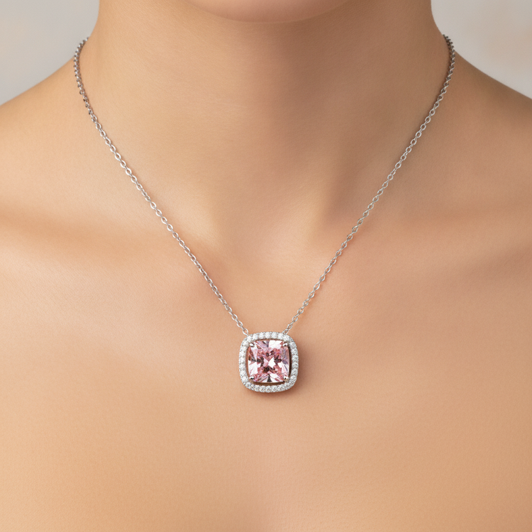 Collier Pendentif Cathédrale en Or Blanc 14 carats avec Diamant Rose de Laboratoire 4,5 Carats Taille Radiant et Halo Pavé