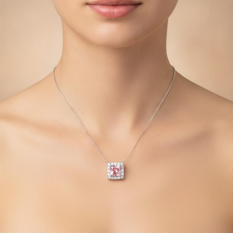 Collier Pendentif Diamant Rose de Laboratoire 4,5 Carats Taille Radiant Halo Pavé en Or Blanc 14 Carats