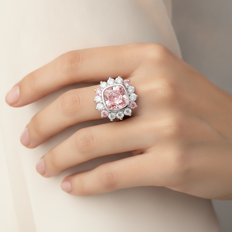 Bague Halo avec diamant rose fantaisie de 5,5 carats de laboratoire taille coussin en Or Blanc 14 carats
