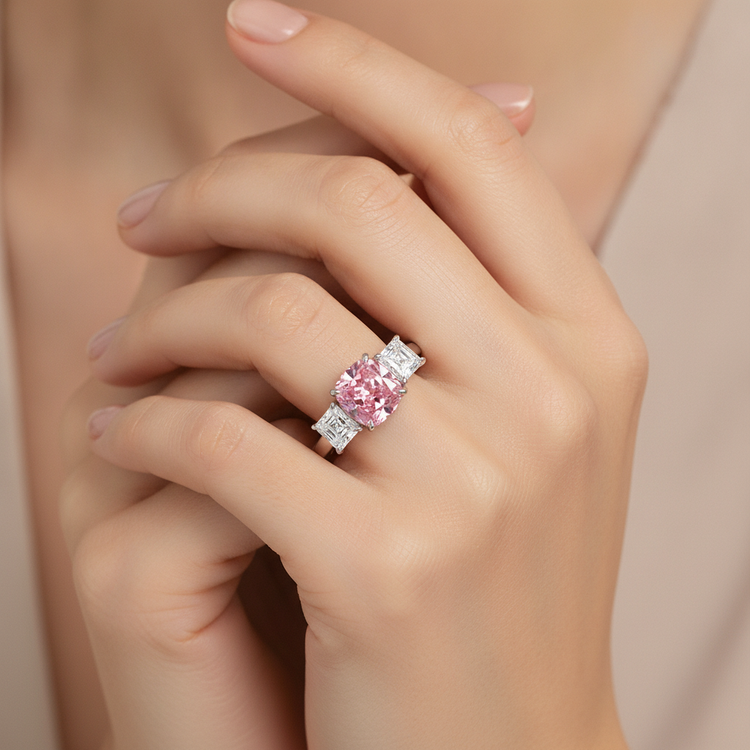 Bague de Fiançailles Rose avec Diamant Coussin de Laboratoire de 5,5 Carats Trois Pierres en Or Blanc 14 Carats