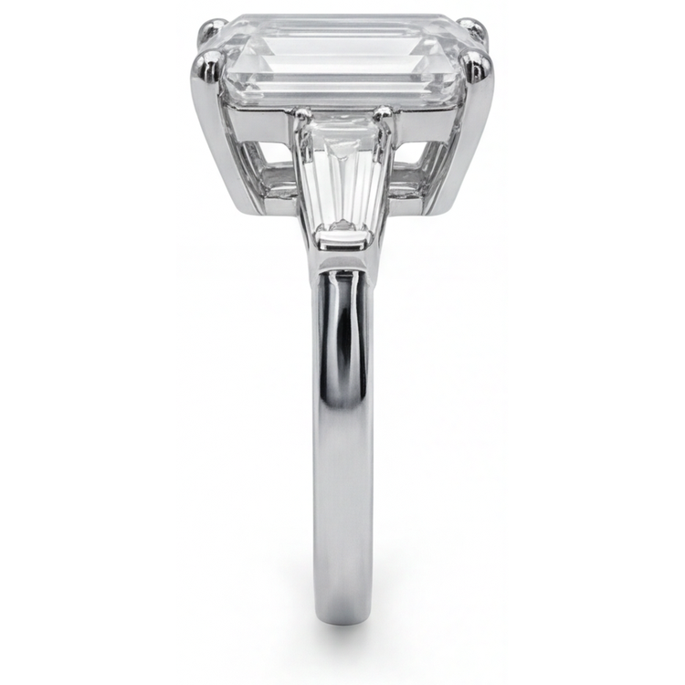 5.80 ct. Bague 3 Pierres Réel Diamant Émeraude & Baguettes Or Blanc Nouveau