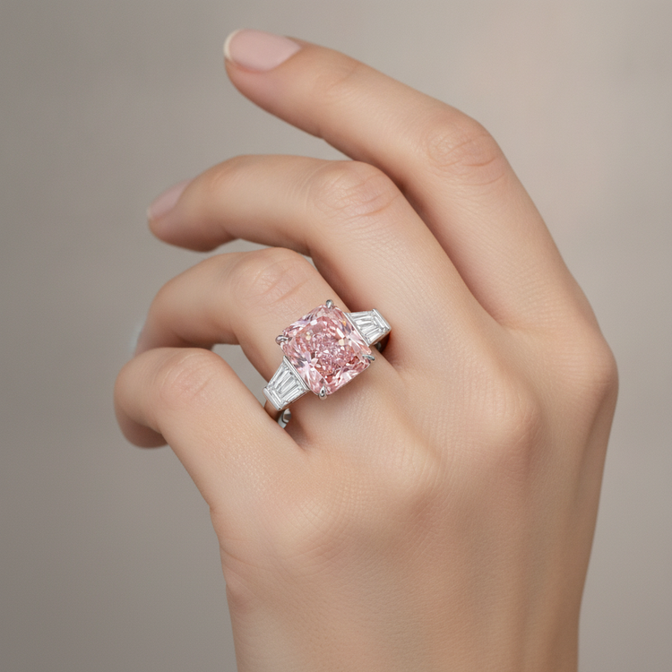 Bague avec diamant rose de laboratoire de 6 carats taille radiant, trois pierres, monture cathédrale en Or Blanc 14 carats