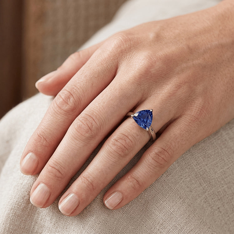Alliance Solitaire Trillion Saphir Bleu Profond 1.50 Carats