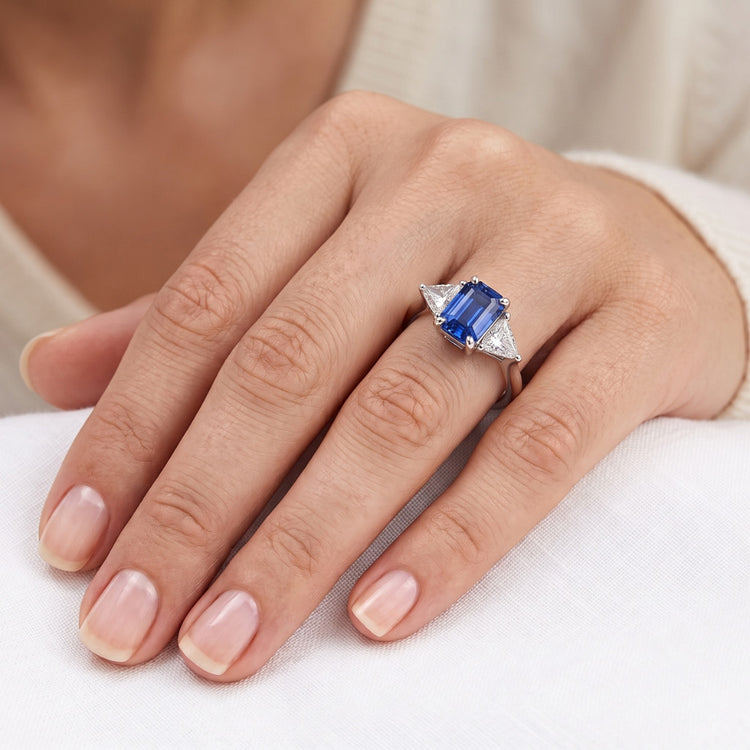 Bague 3 Pierres Saphir Bleu Émeraude & Trillion Diamants 2.50 Carats