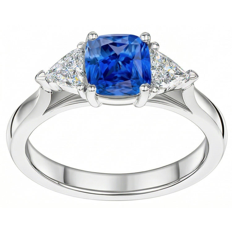 Bague 3 pierres coussin saphir bleu clair 1.50 carats trillion de diamants