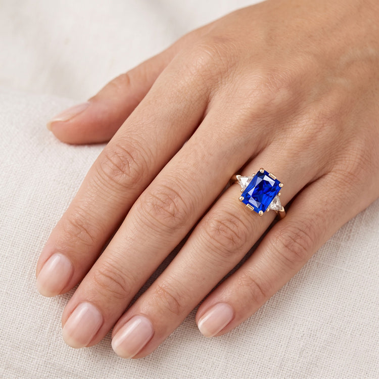 Bague 3 pierres en or jaune Radiant Sapphire 3 Carats Trillion Diamonds