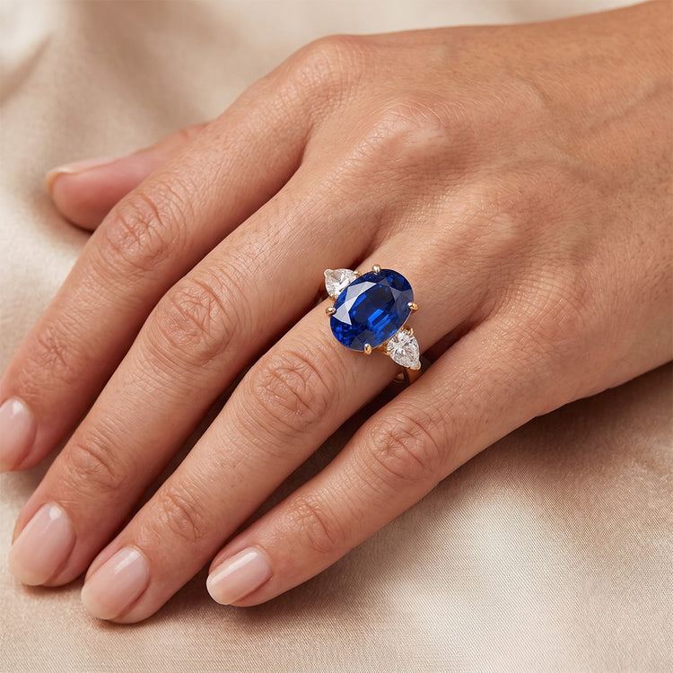 Bague 3 pierres ovale or jaune saphir bleu et diamant poire 5.25 carats