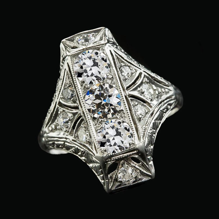 Bague À Naturel Diamants Ronds De Style Ancien À 3 Pierres. Tige De Millegrain 4 Carats