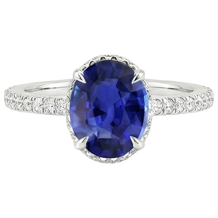 naturel oval saphir 4carats bague sur blanc