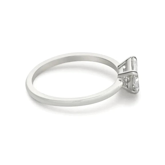 Bague Classique En Réel Diamant Solitaire Taille Emeraude Griffes D'aigle