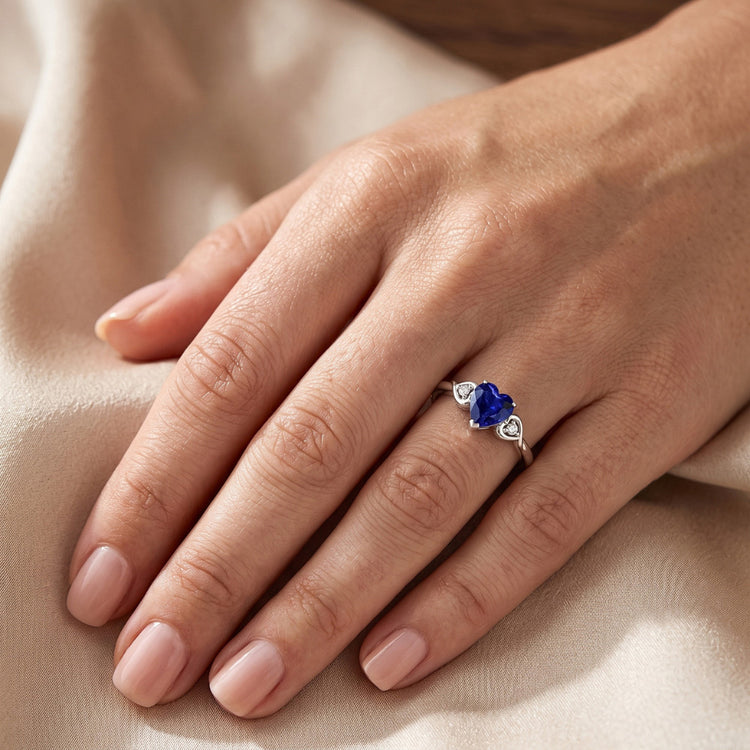 Bague Coeur Trois Pierres Diamant & Saphir Bleu Foncé 1.75 Carats