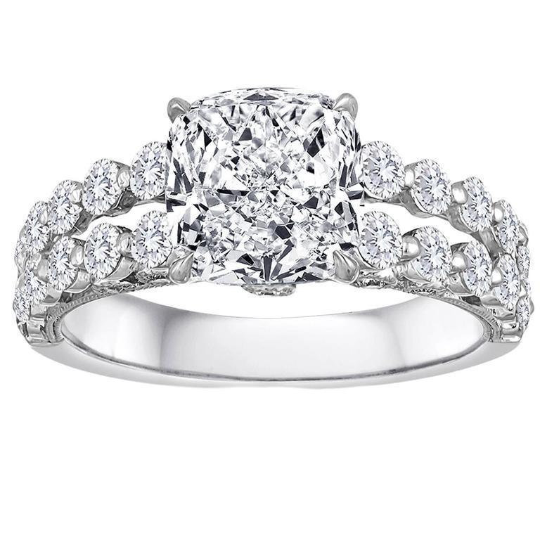 Bague Coussin Et Réel Diamant Rond Tige Fendue 4.50 Carats Or Blanc 14K