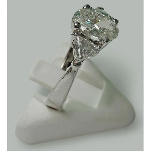 Bague De Fiançailles A Trois Pierres Avec Réel Diamant Central Ovale De 2.60 Carats