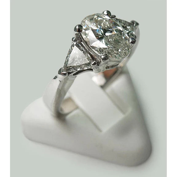 Bague De Fiançailles A Trois Pierres Avec Réel Diamant Central Ovale De 2.60 Carats