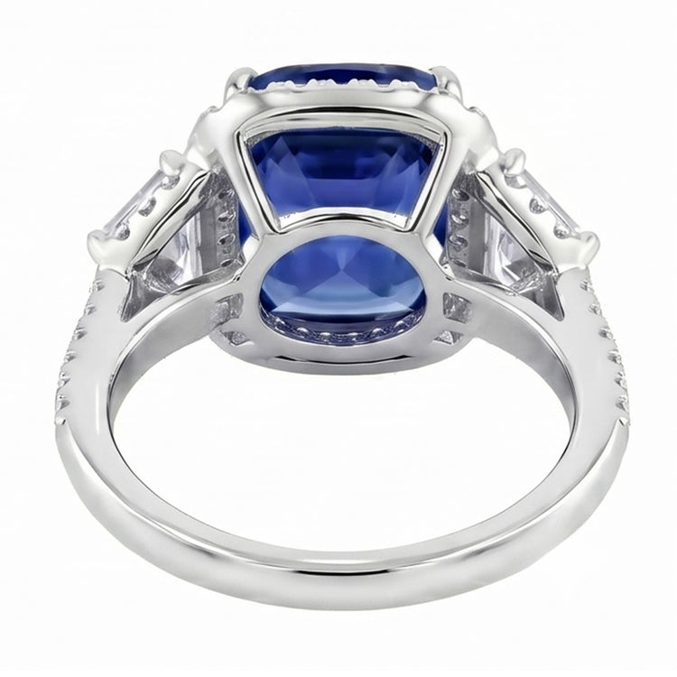 Bague Diamant Coussin Saphir Pavé Style Trois Pierres 5.50 Carats