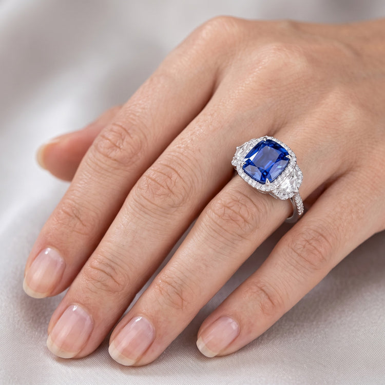 Bague Diamant Coussin Saphir Pavé Style Trois Pierres 5.50 Carats