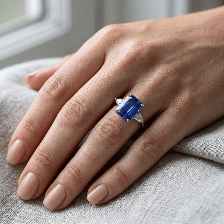 Bague Diamant Naturels Extraits des Mines ( et non cultivés en laboratoire ) 3 Pierres Emeraude & Saphir Bleu Poire 3.25 Carats