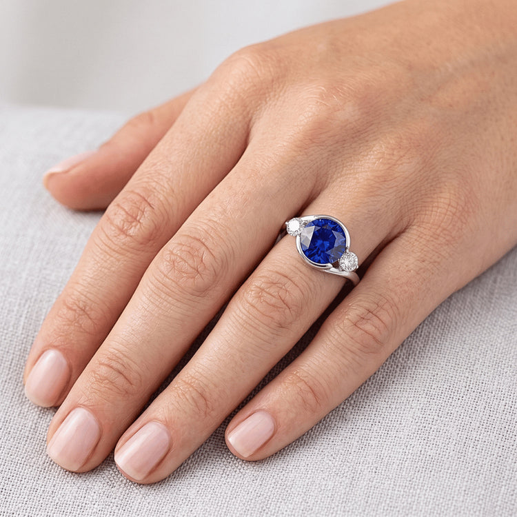 Bague Diamant Rond 3 Pierres Saphir 2.50 Carats Style Bypass Or 14K