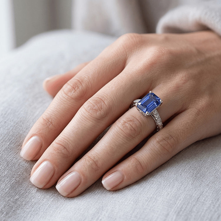 Bague Emeraude Gemme avec Accents Saphir Bleu & Diamant Naturels Extraits des Mines ( et non cultivés en laboratoire ) 3.50 Carats