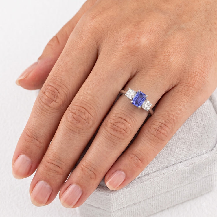 Bague Radiant 3 Pierres Saphir Bleu 1.25 Carats Petits Diamants Ronds