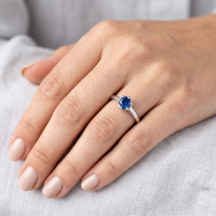 Bague Ronde Saphir Bleu Style Griffe 1.25 Carats Or Blanc 14K