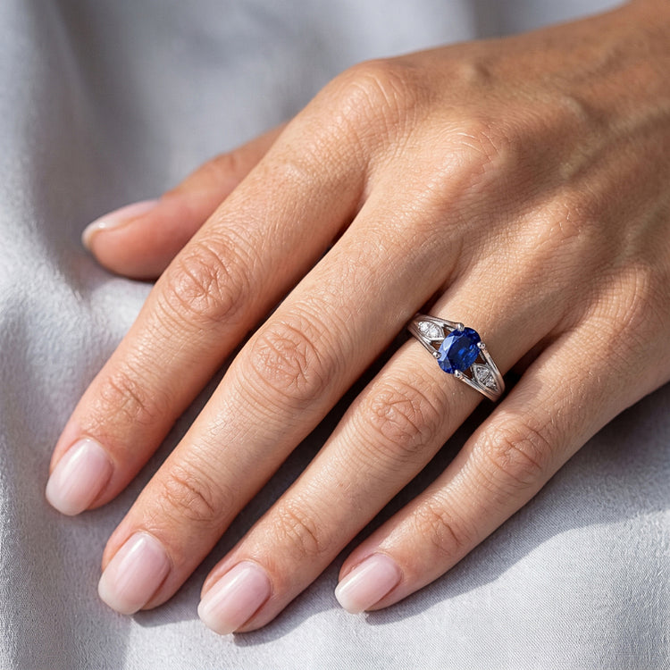 Bague Saphir Bleu Ovale 1.50 Carats Et Diamant Naturels Extraits des Mines ( et non cultivés en laboratoire ) Rond Or 14K