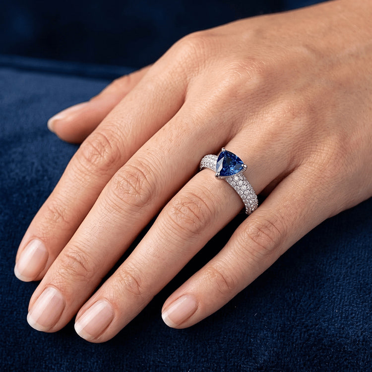 Bague Saphir Bleu Trillion Pierres Précieuses Serti Diamants 3 Carats