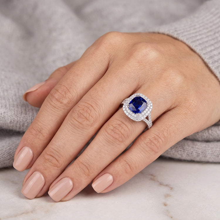 Bague Saphir Coussin Double Halo Pavé Diamants Tige Split 4 Carats