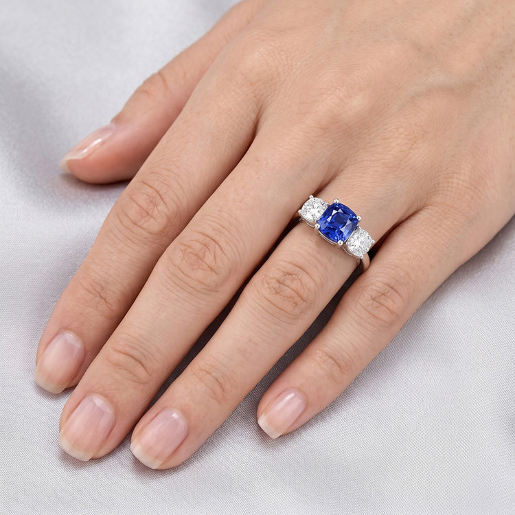 Bague Saphir Coussin Trois Pierres Diamants Or 2.50 Carats Joaillerie