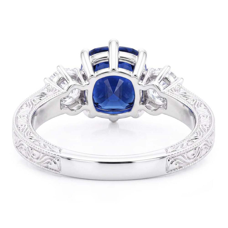 Bague Saphir Coussin Trois Pierres Style Antique Diamants 2.50 Carats