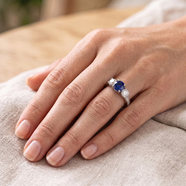 Bague Saphir Rond & Diamant Or Blanc 2.50 Carats Style 3 Pierres