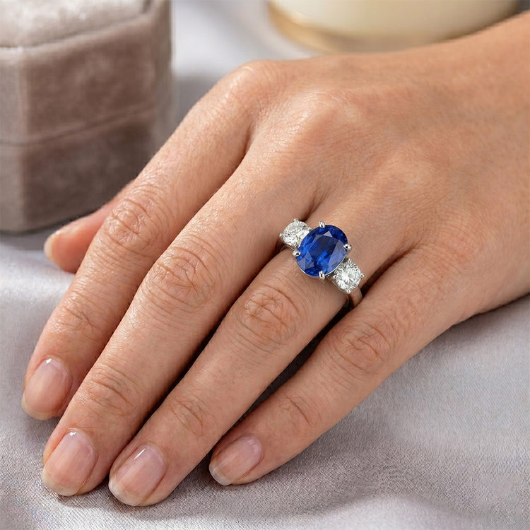 Bague Saphir Sri Lankais Style 3 Pierres Avec Diamants Naturels Extraits des Mines ( et non cultivés en laboratoire ) 3 Carats WG 14K