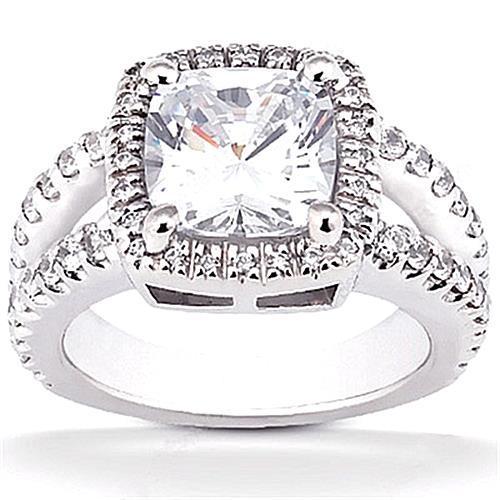Bague Sertie Halo De Naturel Diamants Gros Coussin 4.25 Carats Tige Fendue Or Blanc