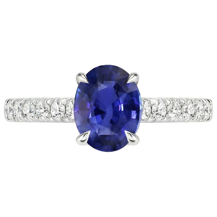 naturel oval saphir 4carats bague sur blanc