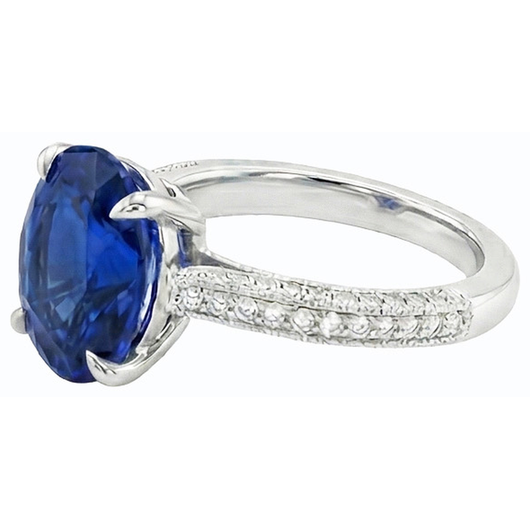 naturel oval saphir 4.50carats bague sur blanc