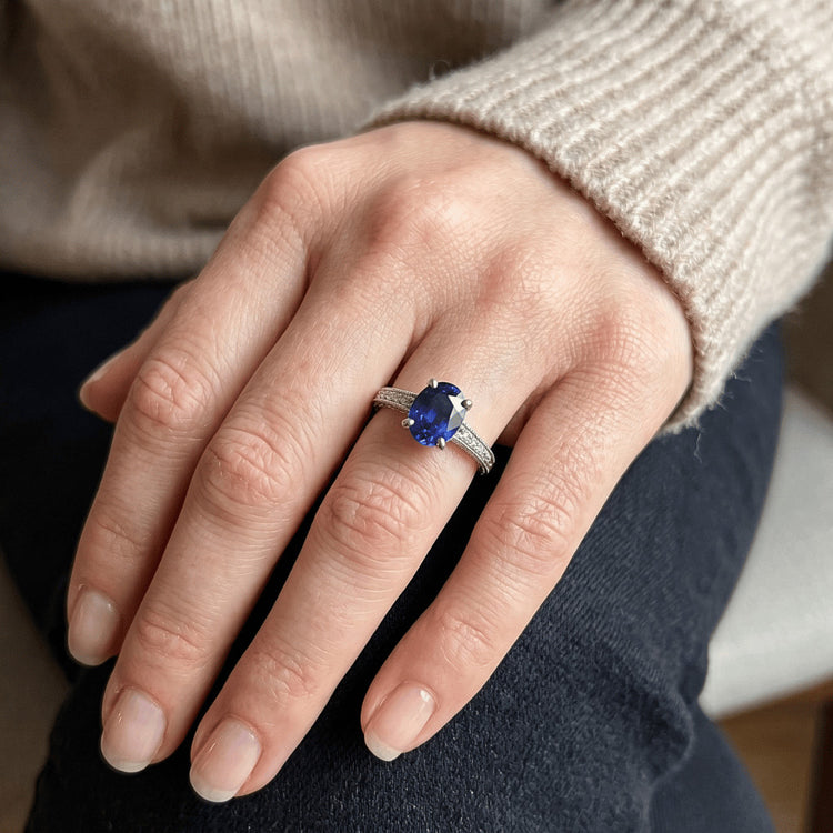 Bague Solitaire Avec Accents Saphir Bleu Tige Milgrain 3 Carats