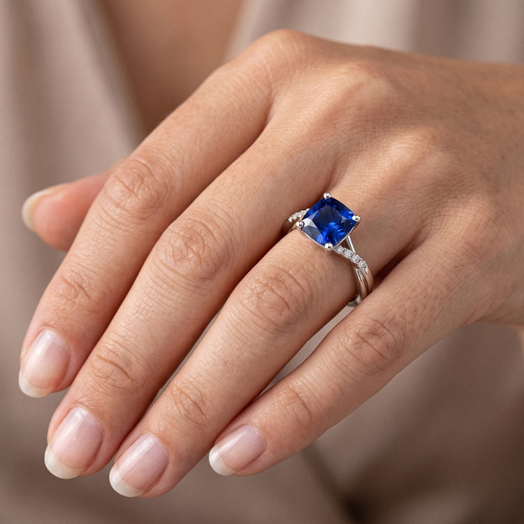 Bague Solitaire Diamant Naturels Extraits des Mines ( et non cultivés en laboratoire ) Coussin Saphir Bleu Avec Accents 2.50 Carats