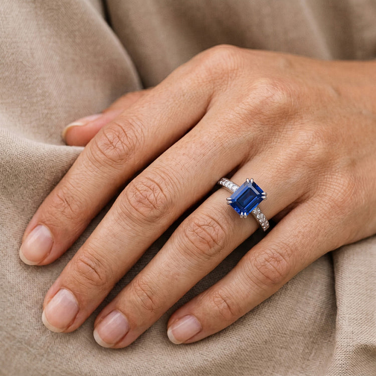 Bague Solitaire Mariage Avec Accents Saphir Bleu Émeraude 3 Carats