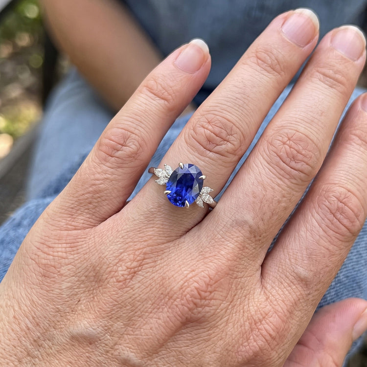 Bague Solitaire Ovale Saphir Bleu Avec Pierres Côté Poire 4.50 Carats