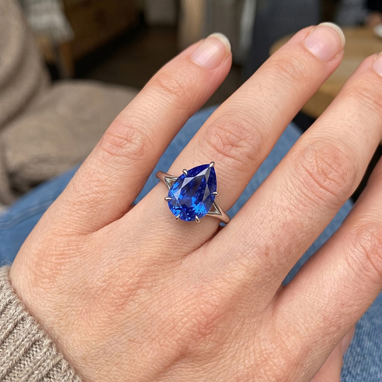 Bague Solitaire Tige Fendue Taille Poire Saphir Bleu 2.50 Carats