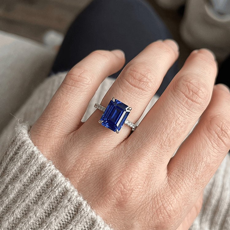Bague Solitaire émeraude avec Accents Saphir Bleu & Diamant Naturels Extraits des Mines ( et non cultivés en laboratoire ) 4 Carats