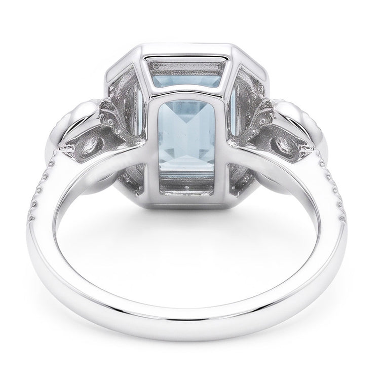 Bague aigue-marine taille émeraude et petits diamants de 6.25 ct en or blanc