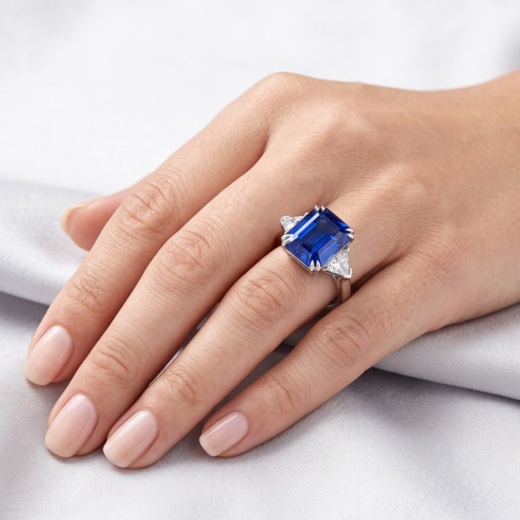 Bague avec pierres précieuses saphir émeraude 4 carats trillions de diamants or 3 pierres